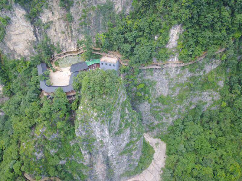 玻璃橋、天子山、猛洞河、 天門山、鳳凰古城 純玩4晚5日游F5