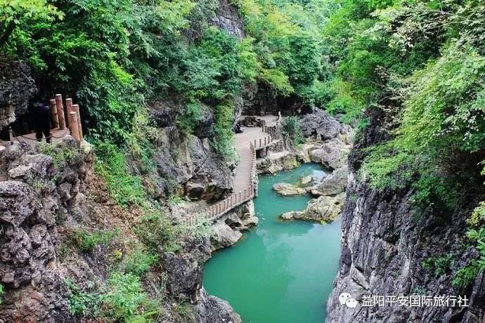 貴州黃果樹大瀑布、梵凈山、西江千戶苗寨、荔波大小七孔、鎮(zhèn)遠古城遵義會議會址、息烽集中營汽車七日游